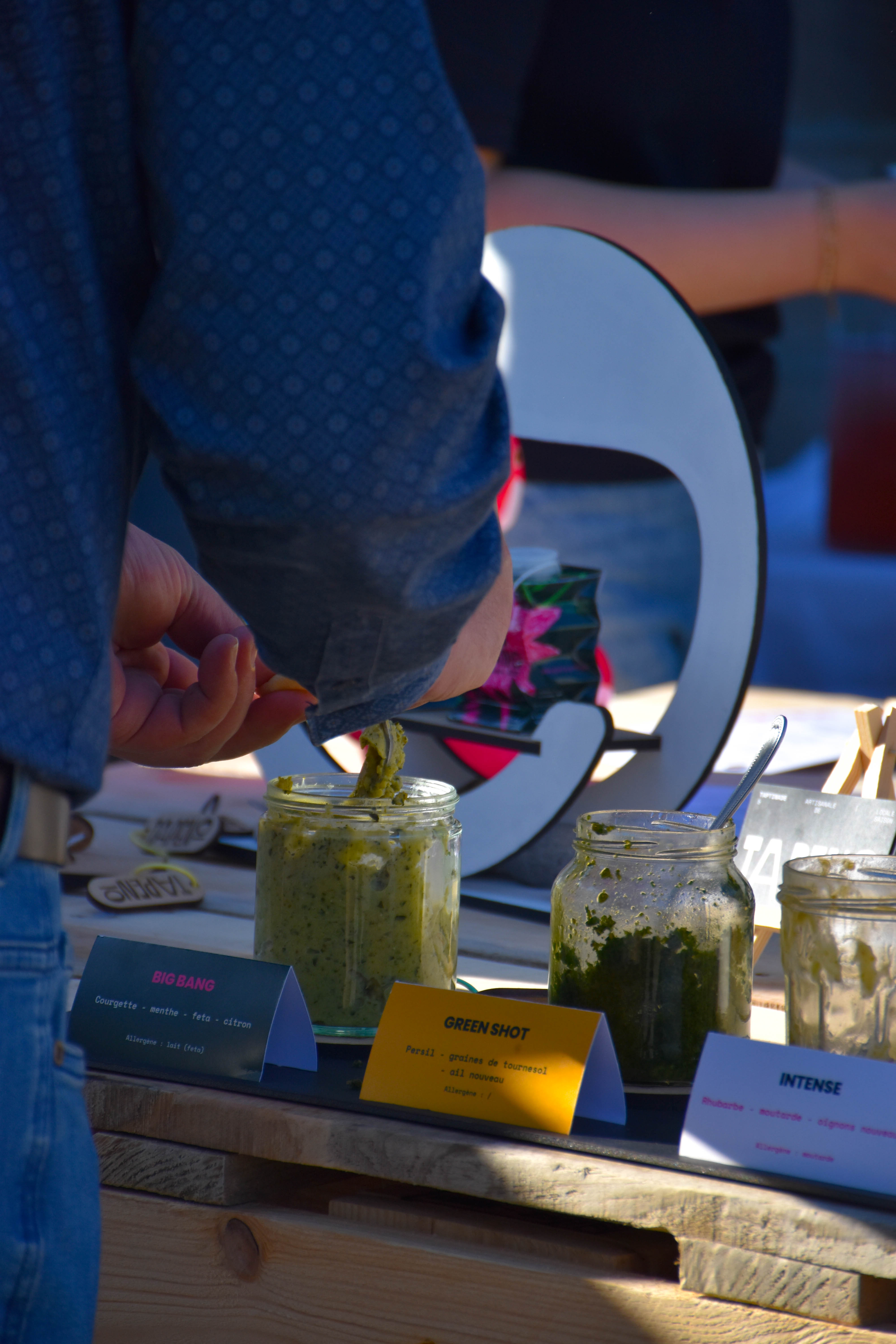 Image de quelqu'un qui mange une taptinade